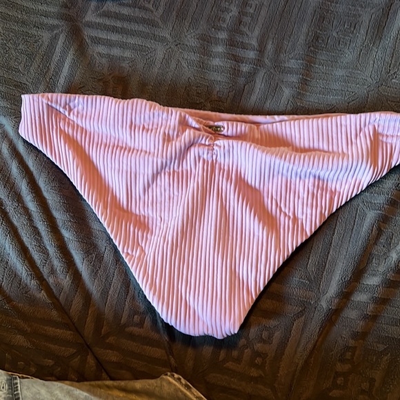 Bikini - Picture 5 of 10